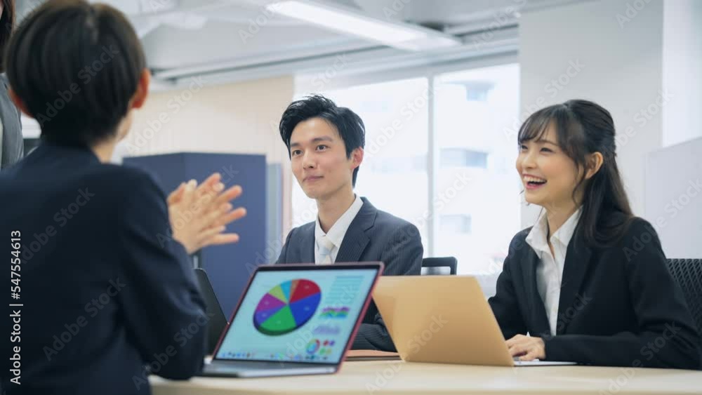 オフィスで会議する人々 オフィスで会議する人々