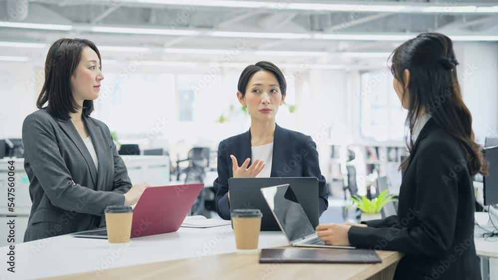 ミーティングする女性会社員グループ