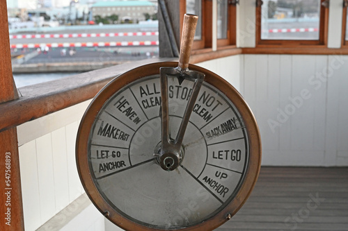 船に搭載された指示器 「stop」表示