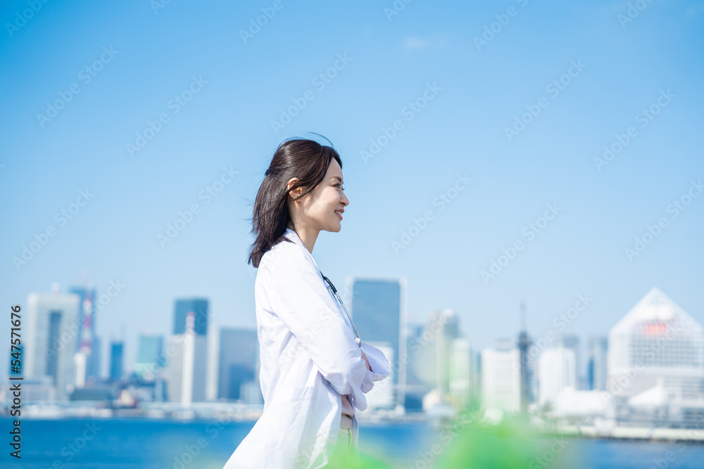 笑顔で外を歩く女性のドクター