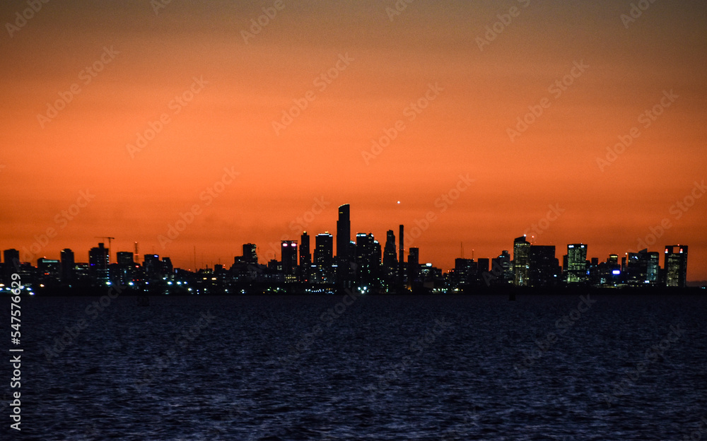 Fototapeta premium atardecer con sol amanecer cielo