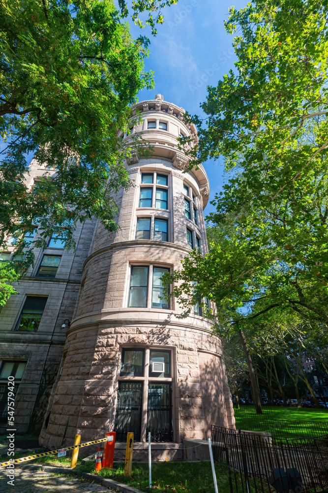 Fototapeta premium Sunny exterior view of the American Museum of Natural History