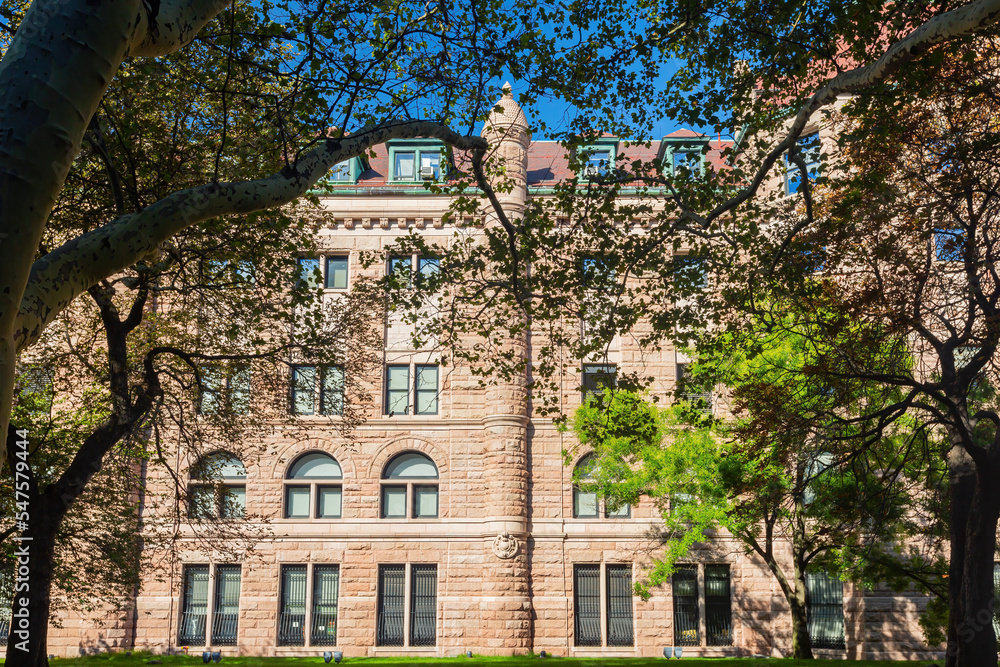 Fototapeta premium Sunny exterior view of the American Museum of Natural History