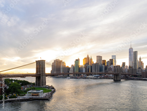 Fototapeta Naklejka Na Ścianę i Meble -  Sunset afterglow of the Brooklyn Bridge and New York City skyline