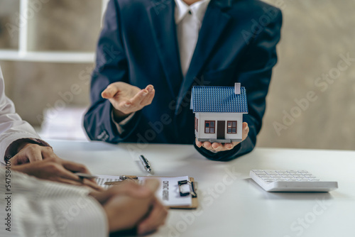 real estate agents negotiate Discuss the terms of the interest rate agreement for the purchase of a home in installments. and ask customers to sign a contract