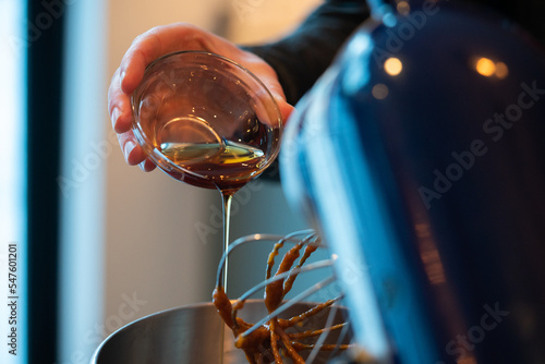 Obraz na plátne Maple syrup being poured into blender.