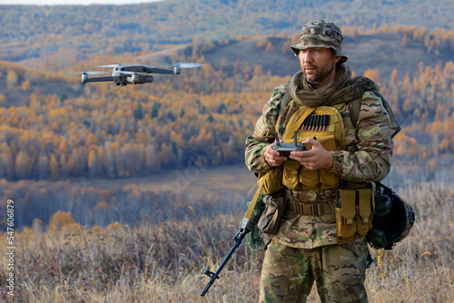 Billede på lærred An artillery spotter or military observer launches a drone into the sky for reconnaissance in enemy territory