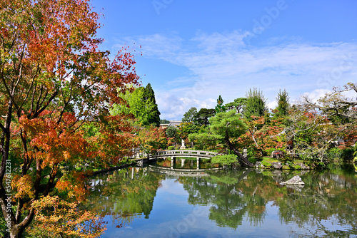 Fototapeta Naklejka Na Ścianę i Meble -  Eikando in Kyoto, where the autumn leaves have begun to change color