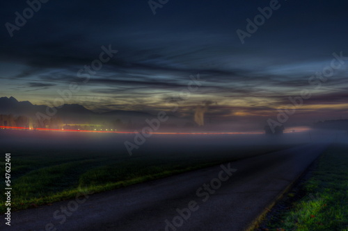 Aufziehender Nebel an der Autobahn bei Sonnenuntergang