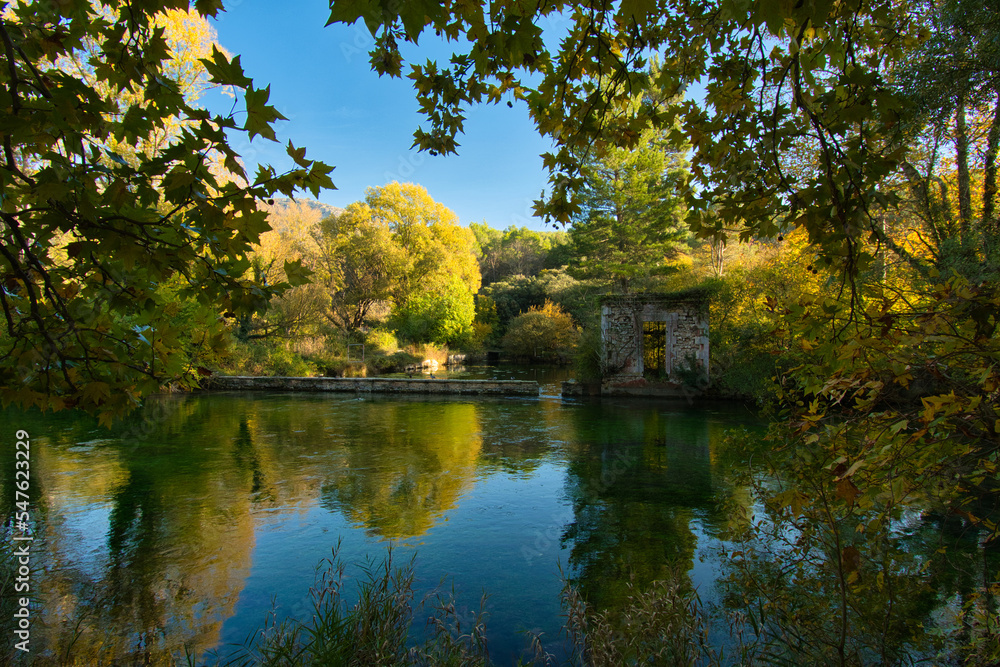 Die Vaucluse bei Fontaine de Vaucluse in der Provence Die Vaucluse bei Fontaine de Vaucluse in der Provence