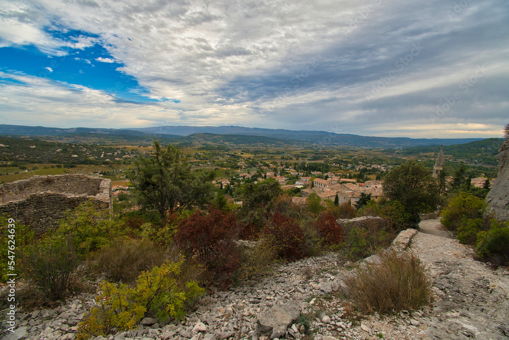 Pittoreskes Saint-Saturnin-les-Apt im Luberon in Südfrankreich Pittoreskes Saint-Saturnin-les-Apt im Luberon in Südfrankreich