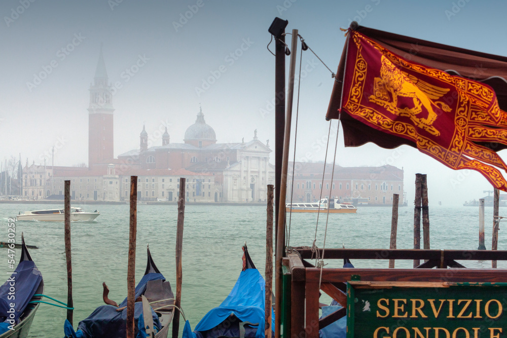 Venezia. Stazione di vaporetto con Bandiera con leone di San Marco - obrazy, fototapety, plakaty 