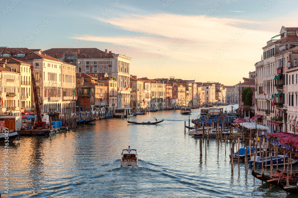 Venezia. Canal Grande dal Ponte di Rialto con Palazzi e gondola