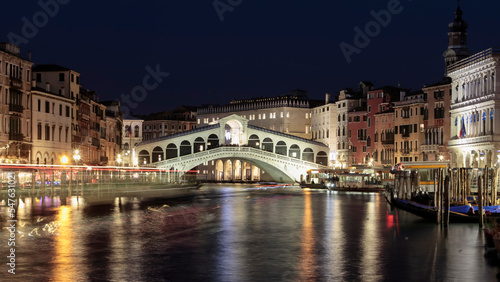 Venezia. Ponte di Rialto di notte © Guido