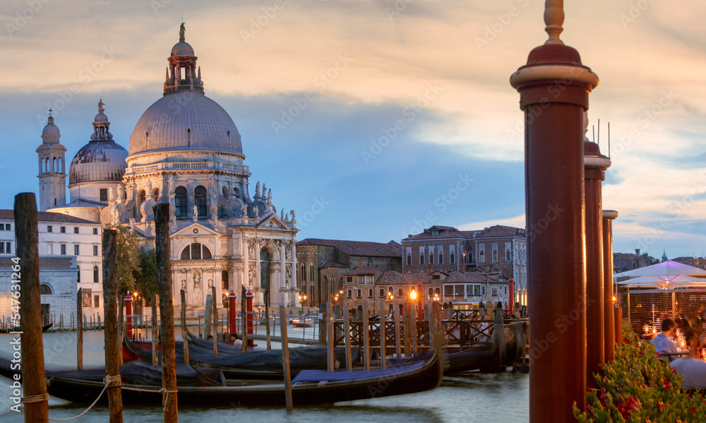 Venezia. Veduta del Canal Grande con gondole e pali verso La Salute al crepuscolo