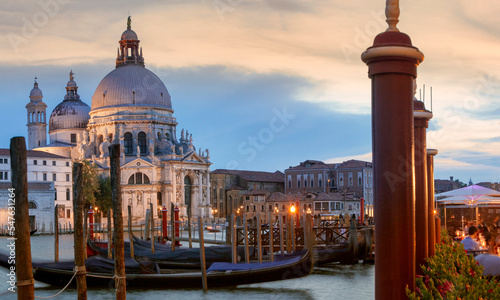 Venezia. Veduta del Canal Grande con gondole e pali verso La Salute al crepuscolo © Guido