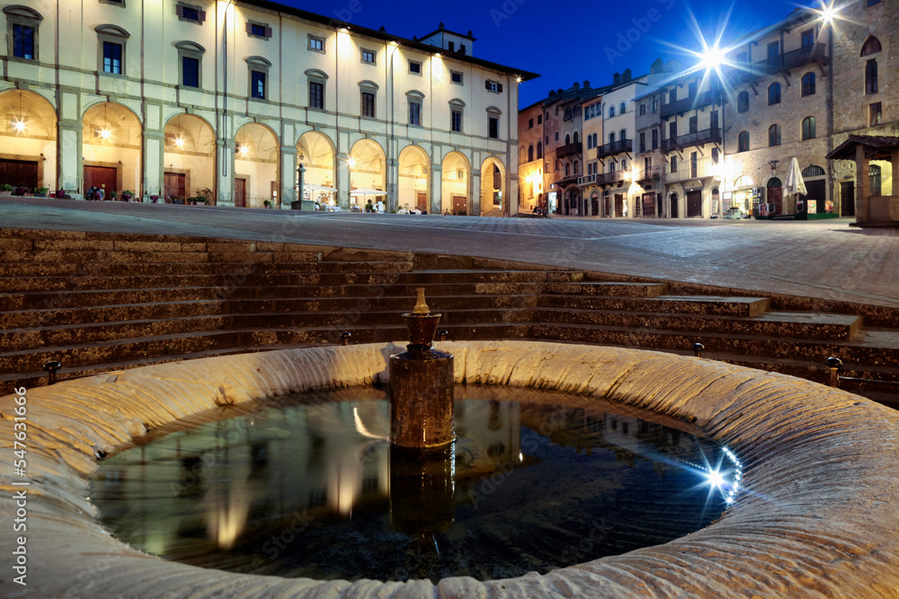Arezzo. Piazza Grande. con loggiato vasariano, a ovest la pieve di Santa Maria, il palazzo del Tribunale e il quattrocentesco palazzo della Fraternita dei Laici. 
