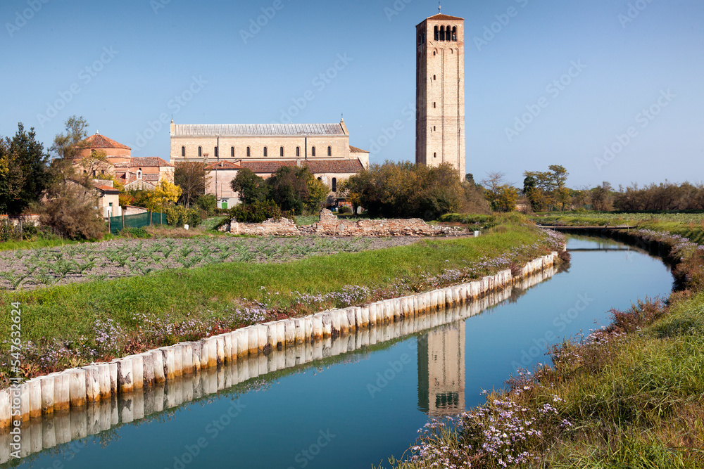 Torcello, Venezia. Canale con la Basilica di Santa Maria e la Torre