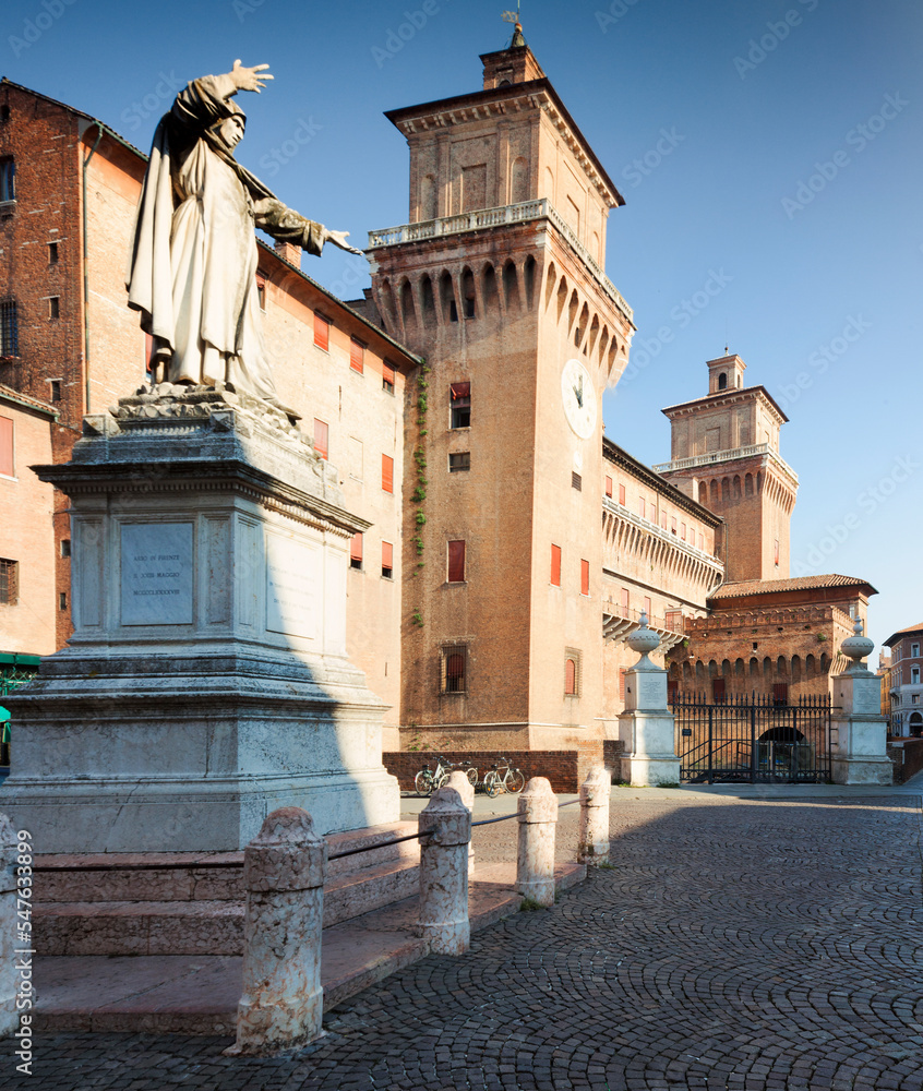 Ferrara. Piazza Savonarola con il monumento verso il Castello Estense
