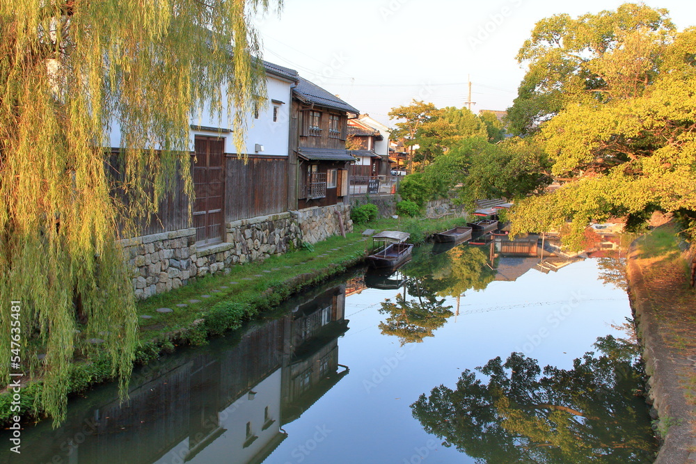 Fototapeta premium 朝の川沿いの観光地