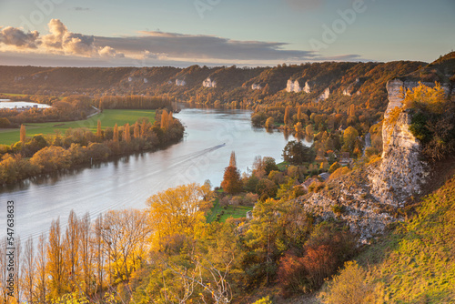Les falaises en saisons d'automne en bord de Seine en Normandie .