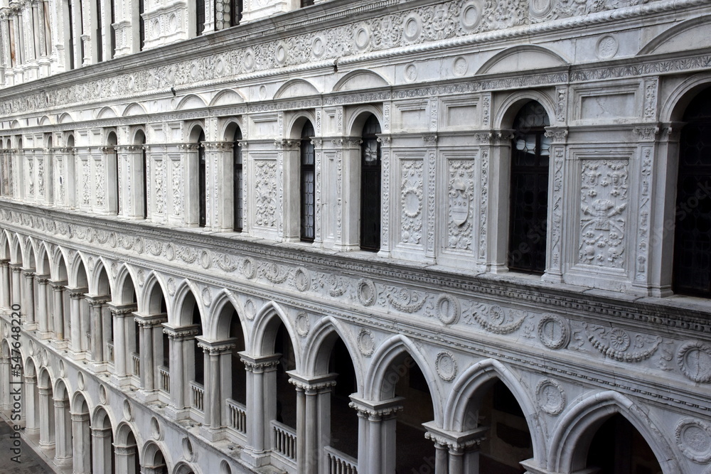 Fassade des Dogenpalasts in Venedig
