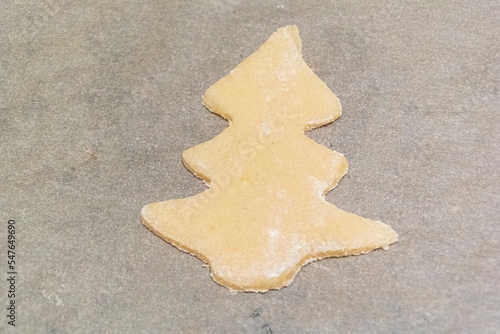 Plätzchen backen mit Kind für Weihnachten zuhause in der Küche. Zutaten, Mehl und Ausstechformen. 