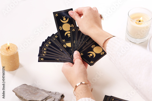 Φωτογραφία Soothsayer pulling one tarot card at table, closeup