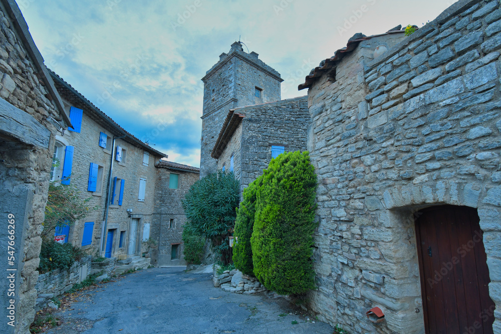Mittelalterliches Dorf Saignon im Luberon in Frankreich