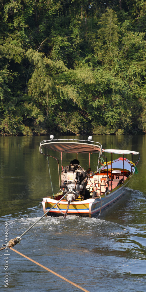 Obraz premium Boote und Häuse am Ufer des River Kwai, Katchanaburi, Thailand