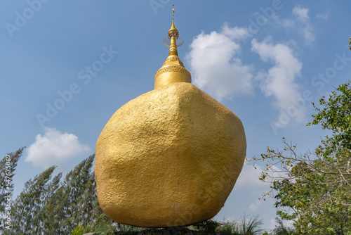 黄金の巨石 photo