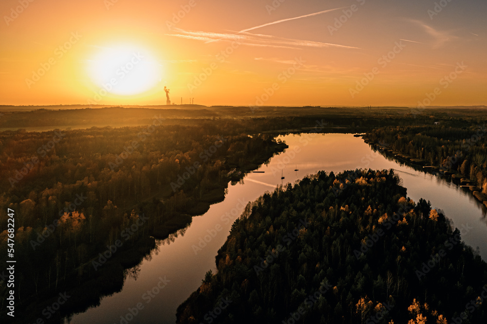 Zachód słońca nad Jeziorem Sosina na Śląsku w Polsce, panorama z lotu ptaka jesienią.