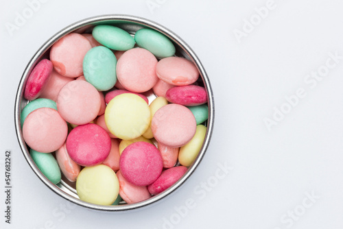 Lata de pastillas de caramelo de colores photo