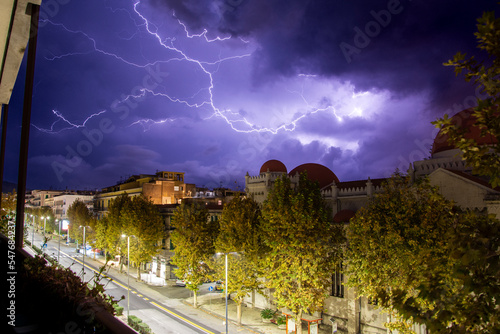 Fulmini con paesaggio urbano
