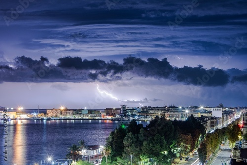 Fulmini con paesaggio urbano