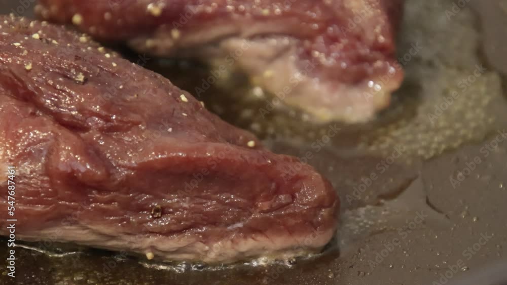 cuisson de viande rouge dans une poêle cuisson de viande rouge dans une poêle