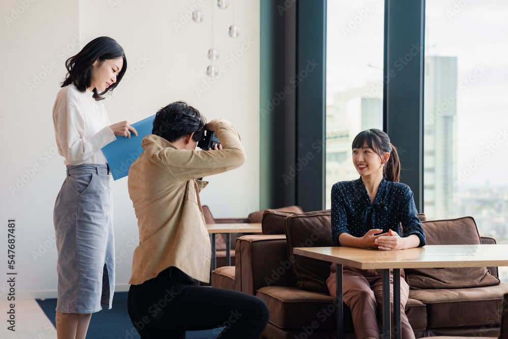 Obraz premium 広告写真の撮影をするフォトグラファー