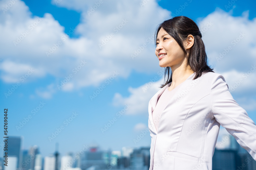 外で深呼吸をする若いビジネスウーマン 外で深呼吸をする若いビジネスウーマン