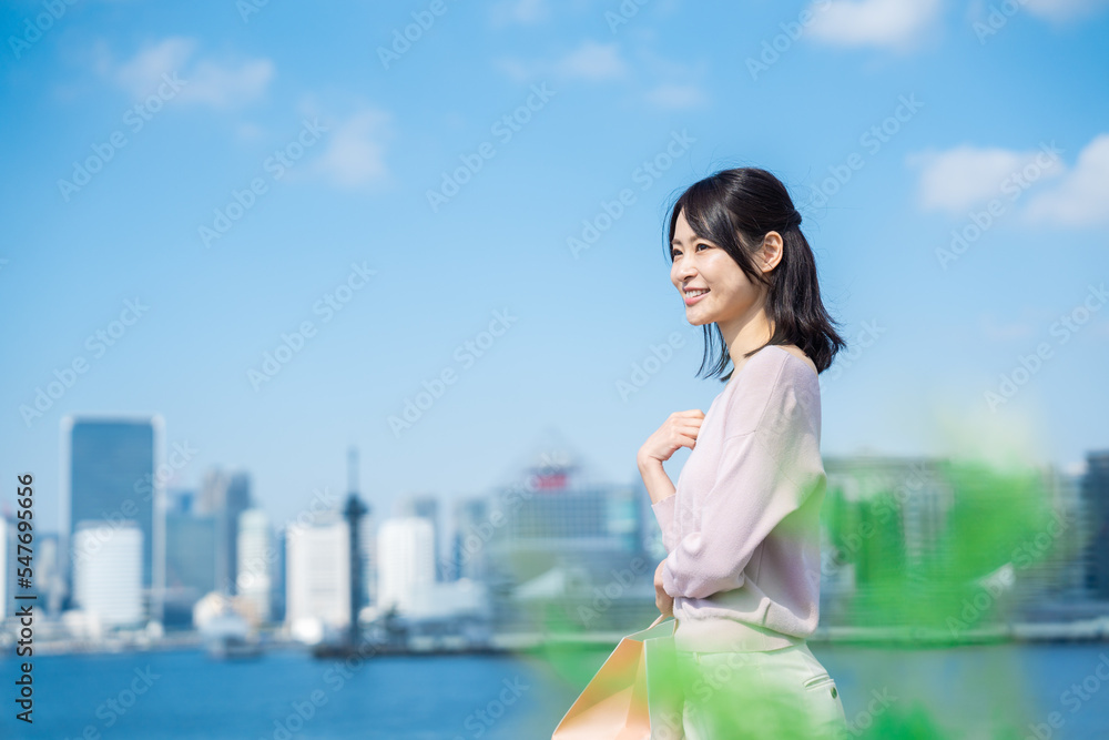 ショッピングをする若い女性 ショッピングをする若い女性