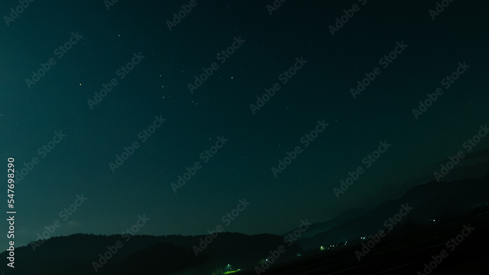 Fototapeta premium 田舎の山間に見えるオリオン座