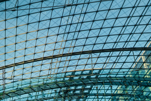 Fensterfassade eines Hochhauses mit vielen Details und blauen Himmel