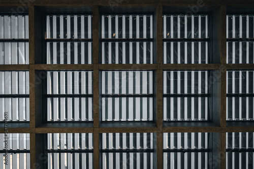 Moderne Fenster mit blauen Himmel, Fenster mit viereckigen Muster