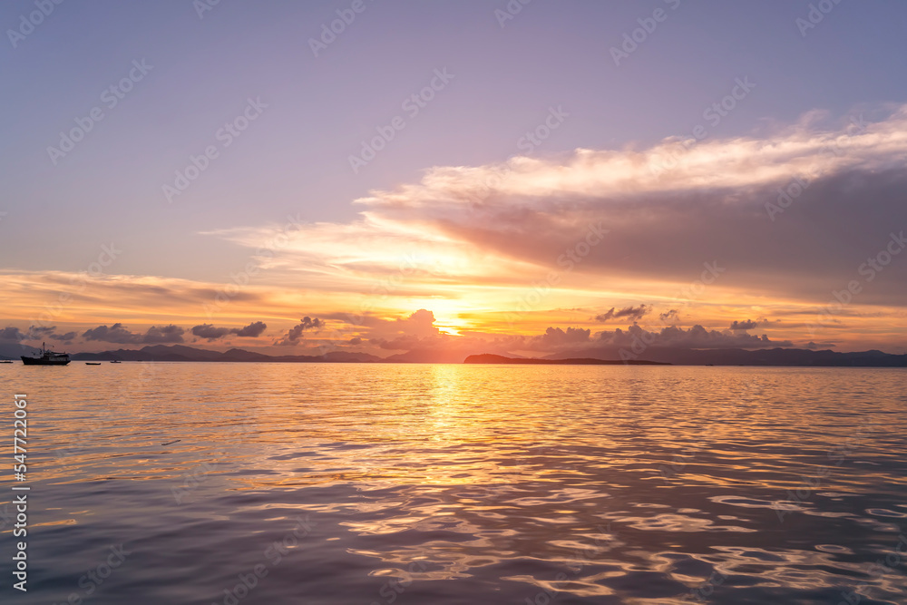 Fototapeta premium Sunrise over the sea and beautiful cloudscape