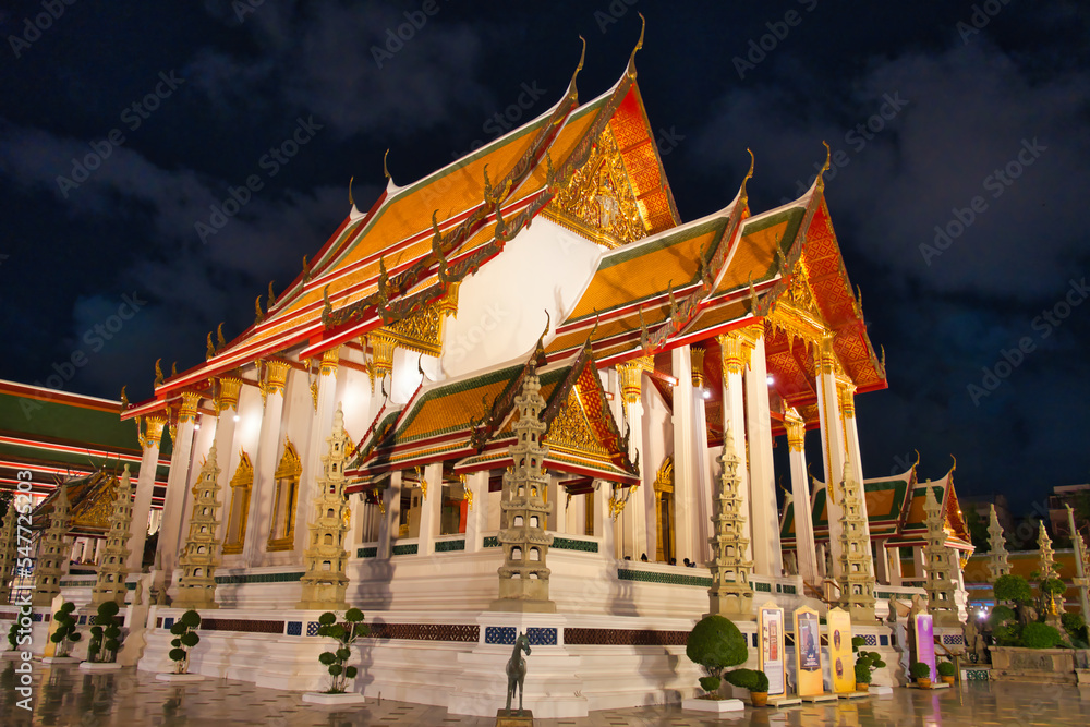 Obraz premium バンコク旧市街のお寺ワット スタット テープワラーラーム