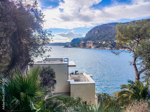 Paysage de bord de mer  sur la Côte d'Azur avec une villa de luxe offrant une terrasse avec une vue de rêve