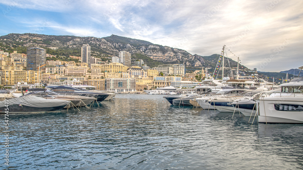 Paysage de bord de mer avec les yachts du port Hercules à Monaco monte Carlo Paysage de bord de mer avec les yachts du port Hercules à Monaco monte Carlo
