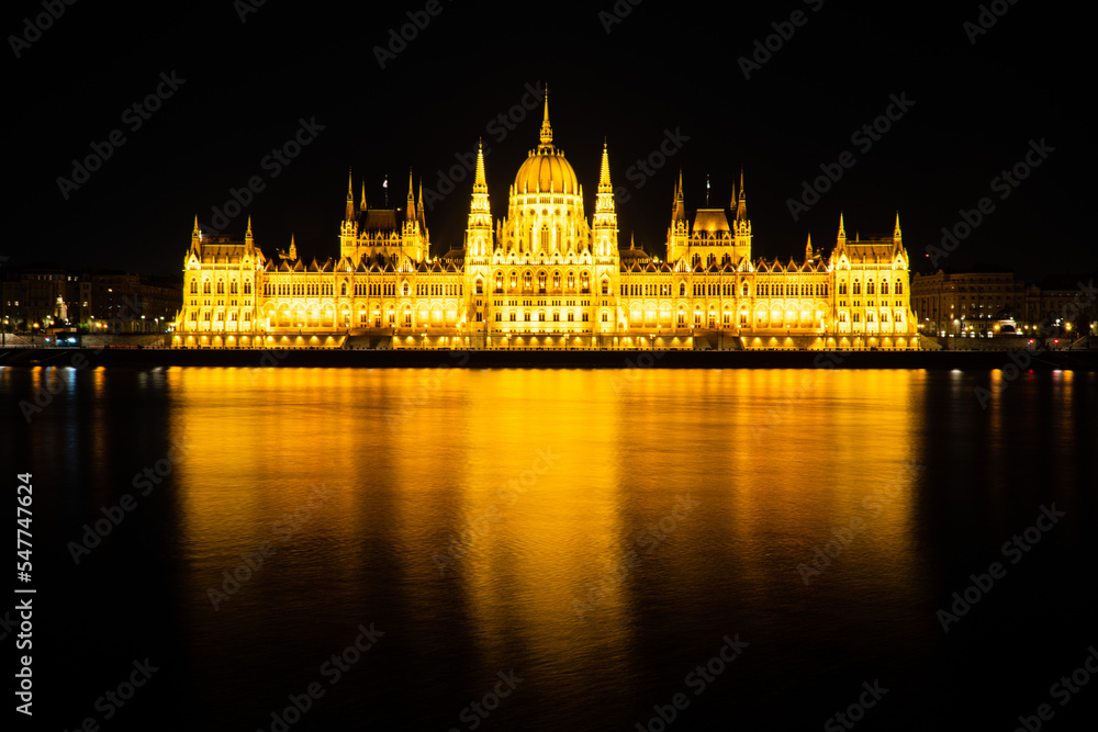Naklejka premium Hungarian parliament at night