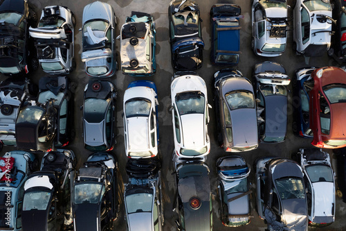 Foto Aerial view of a small car demolition park