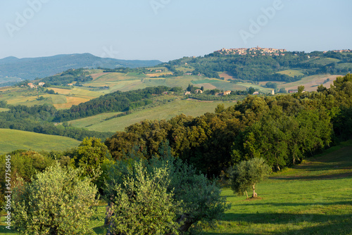 Photo View of buildings on a hilltop in Tuscany, Italy.