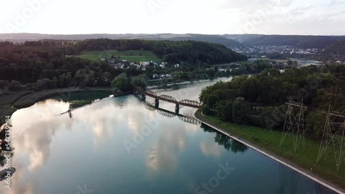 Flug über eine Eisenbahnbrücke im Fluss
